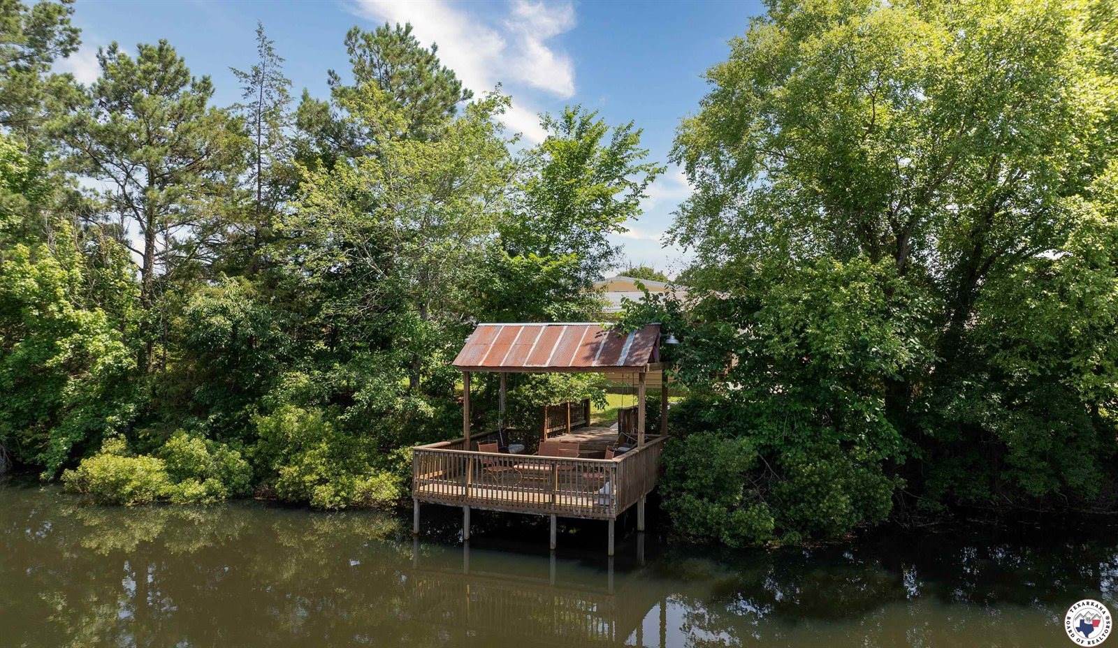 1067 Beaver Lake Dr, Texarkana, TX 75501