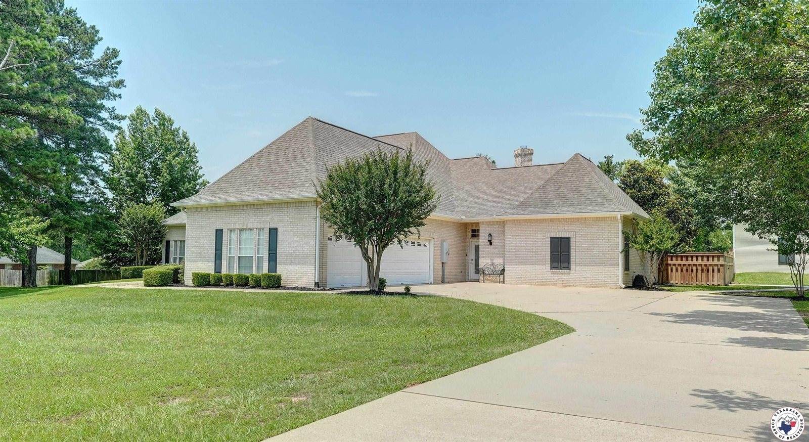 1067 Beaver Lake Dr, Texarkana, TX 75501