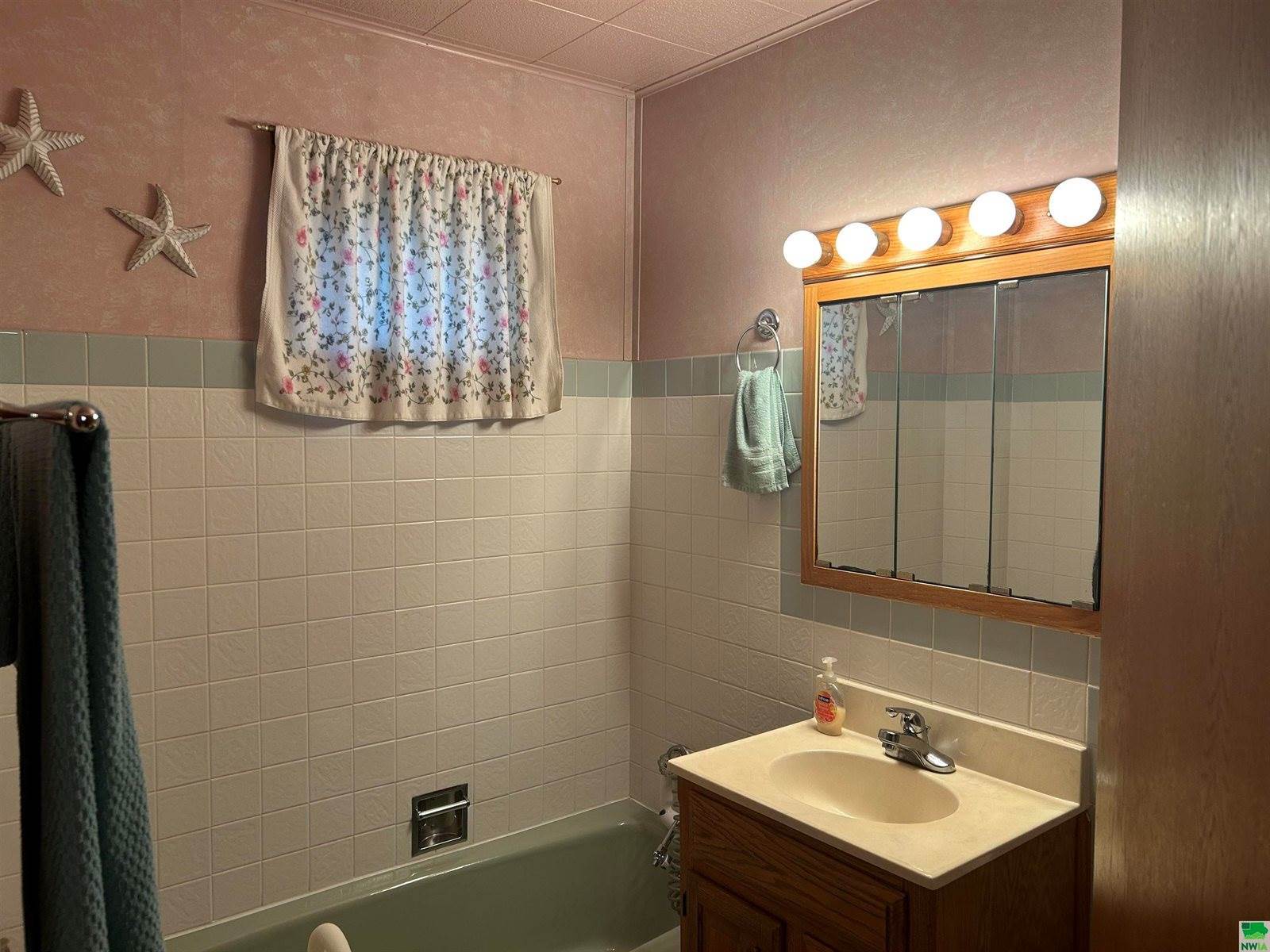 2221 Fairbanks St., Sioux City, IA 51109