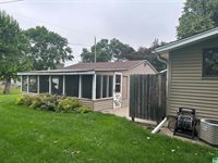 2221 Fairbanks St., Sioux City, IA 51109