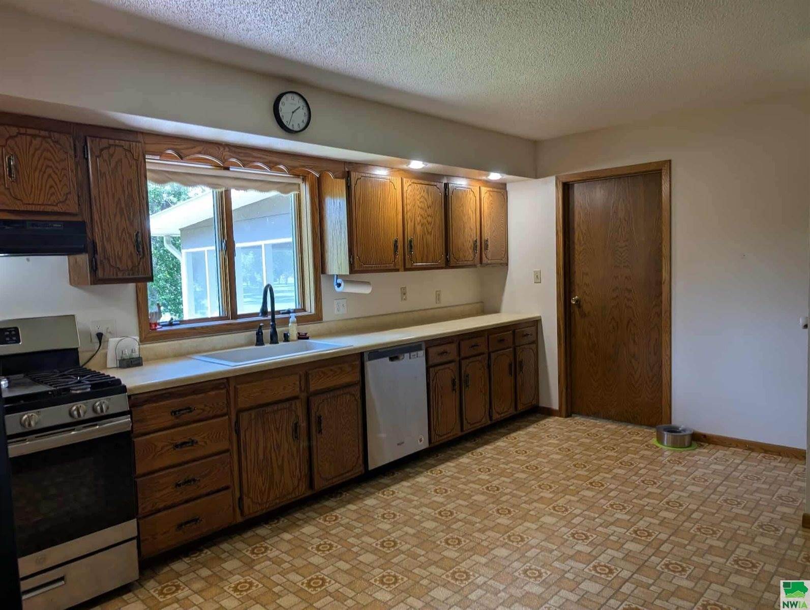 821 Country Club Dr., Akron, IA 51001