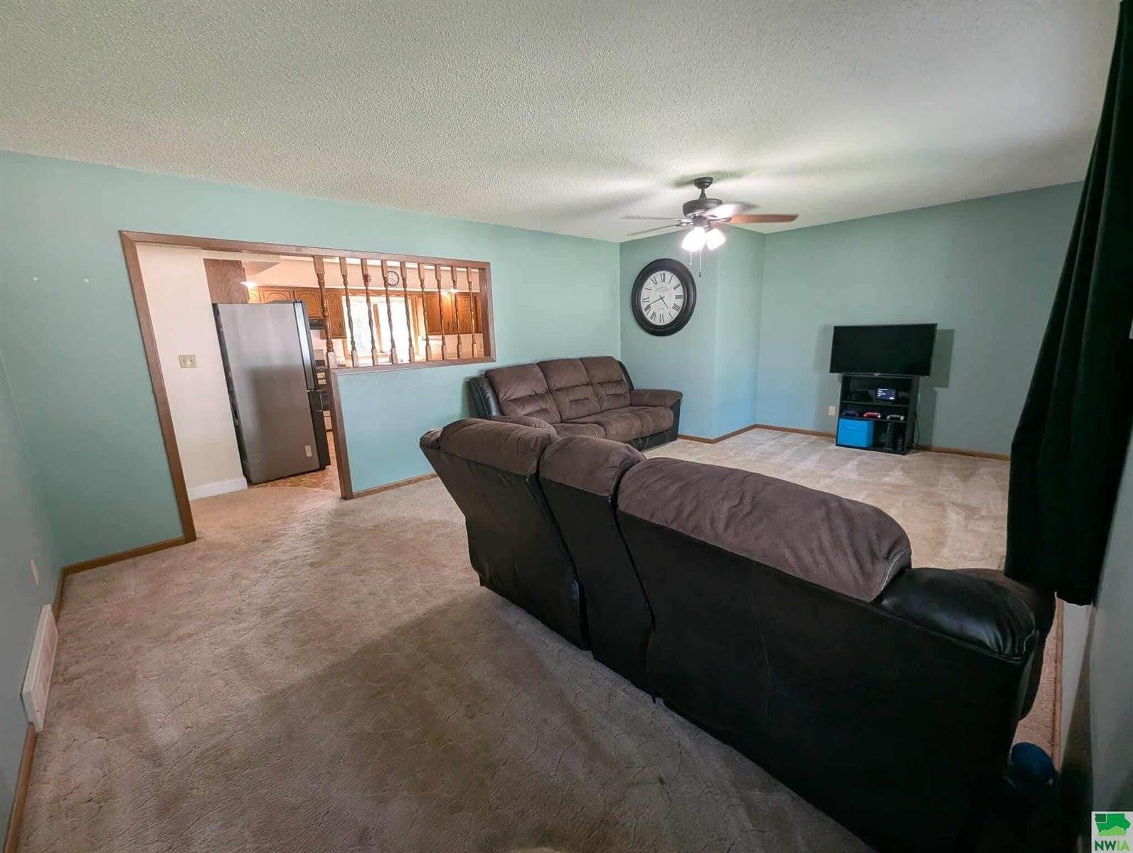 821 Country Club Dr., Akron, IA 51001