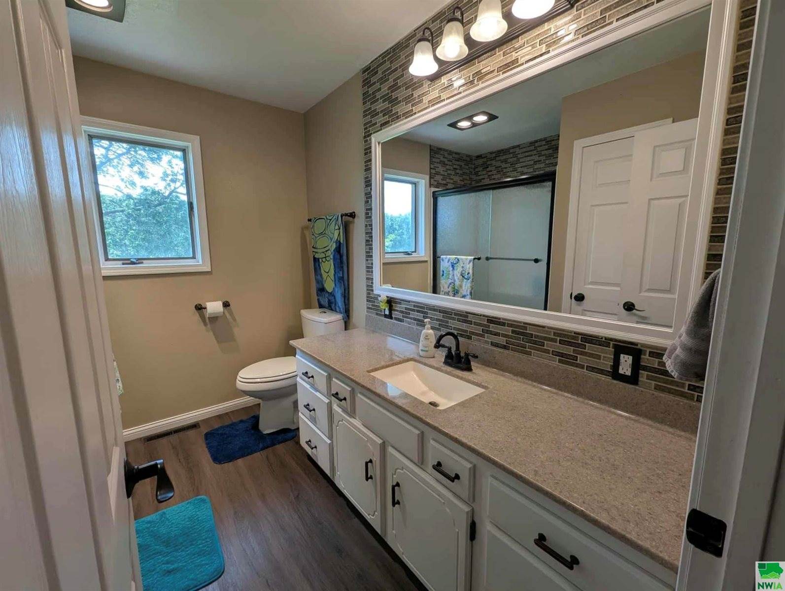 821 Country Club Dr., Akron, IA 51001