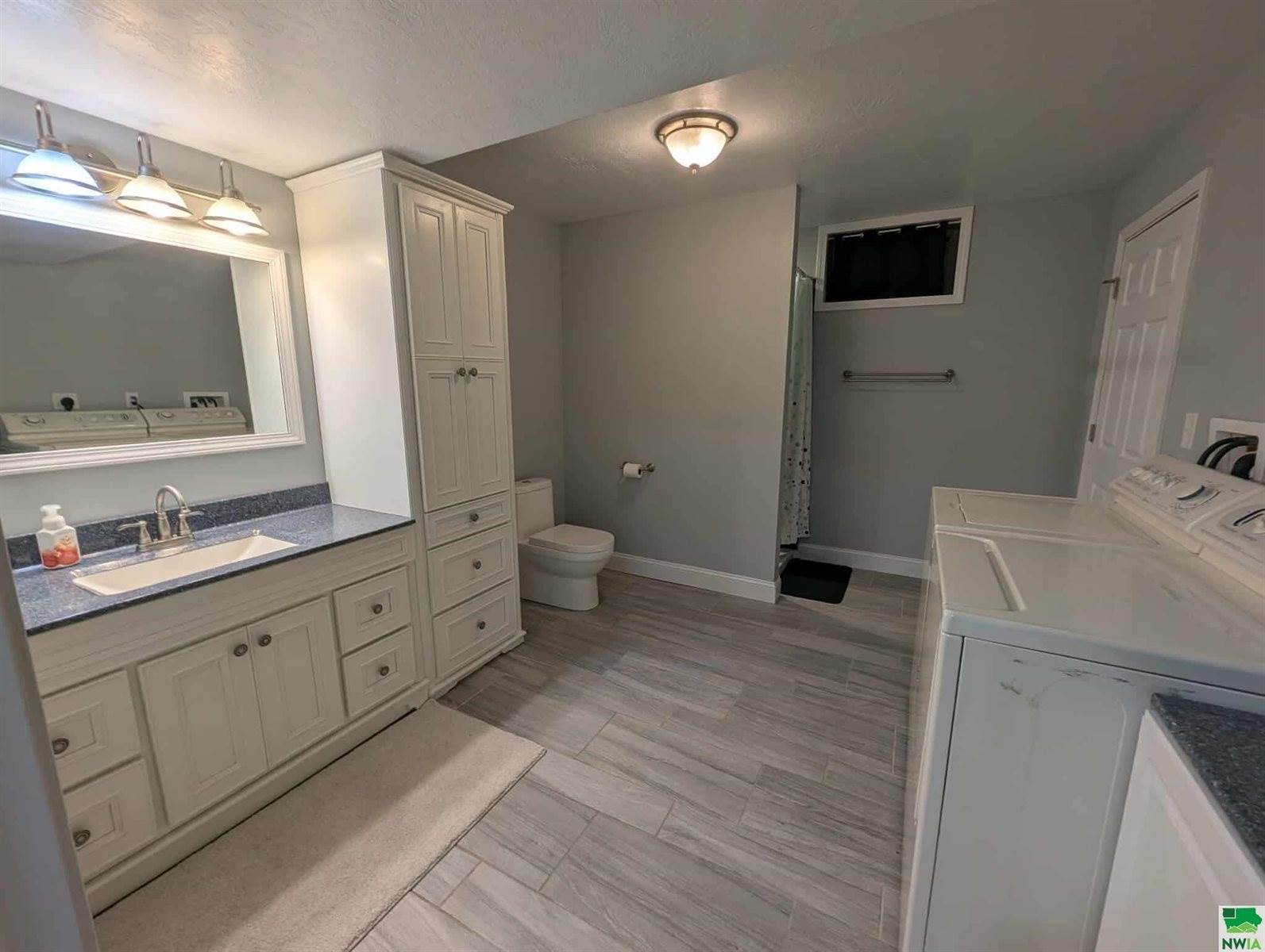 821 Country Club Dr., Akron, IA 51001