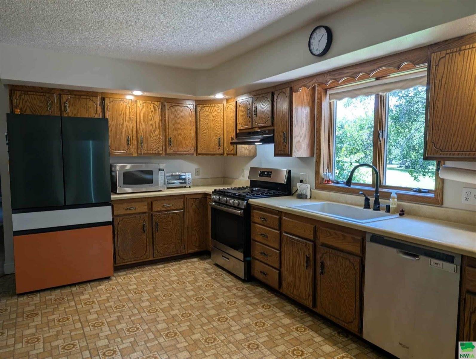 821 Country Club Dr., Akron, IA 51001