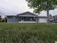 821 Country Club Dr., Akron, IA 51001
