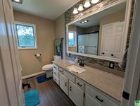 821 Country Club Dr., Akron, IA 51001