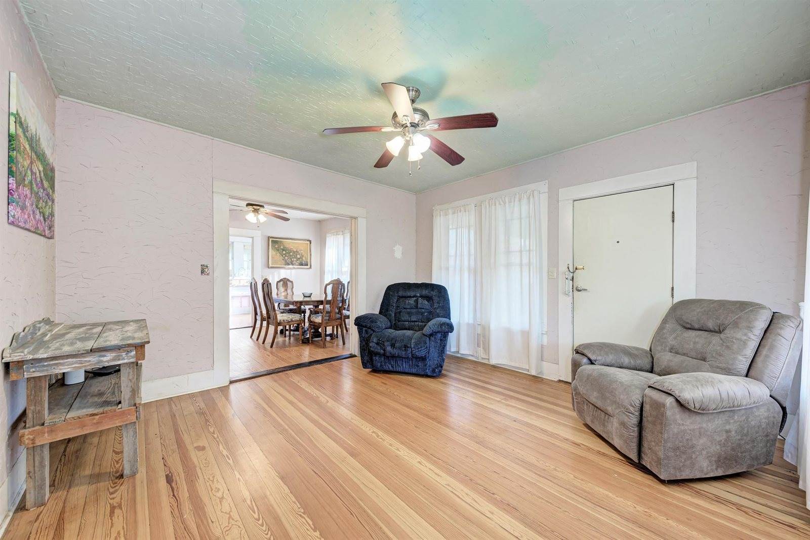 935 East Upper Line St, La Grange, TX 78945