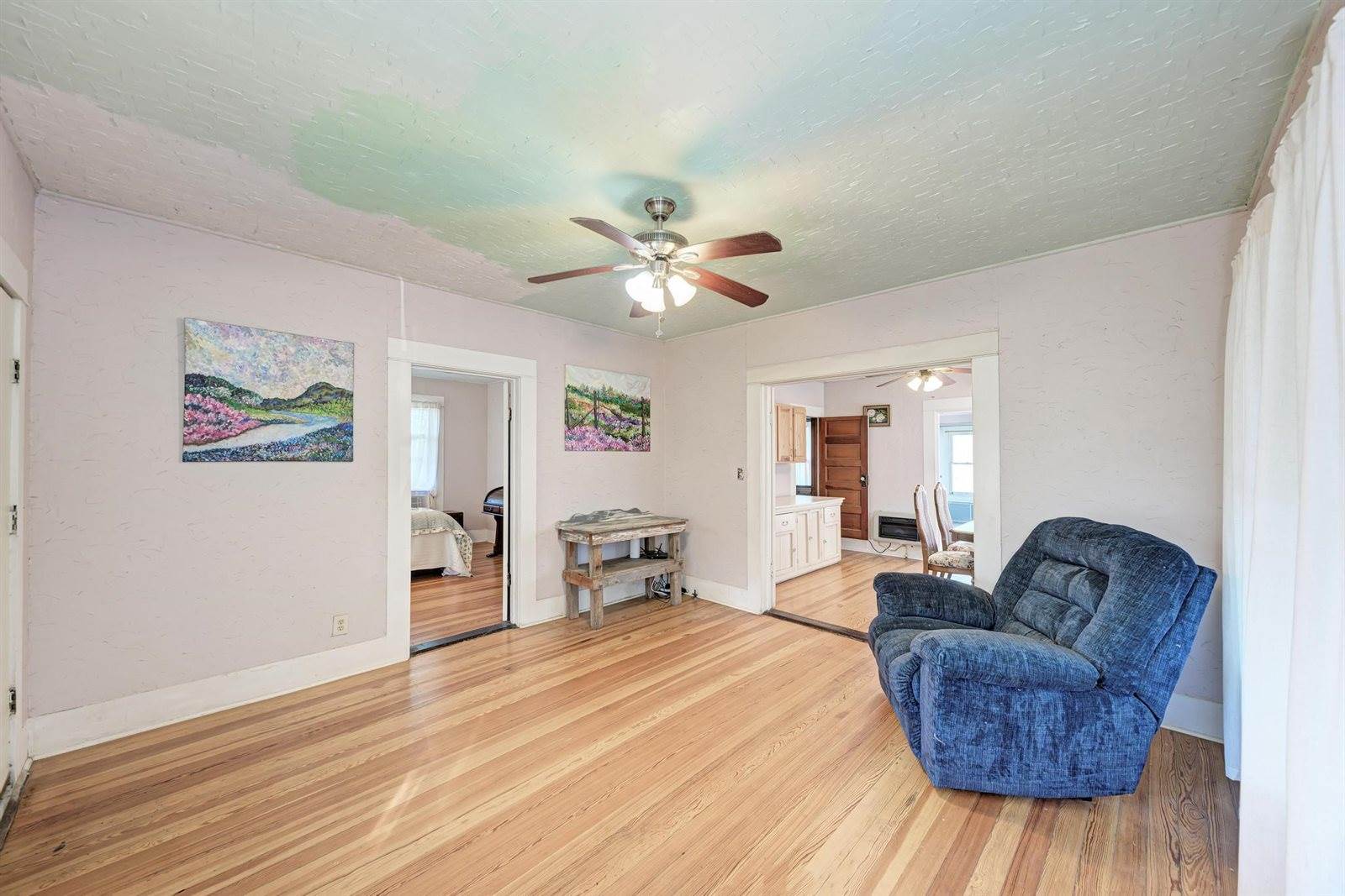 935 East Upper Line St, La Grange, TX 78945