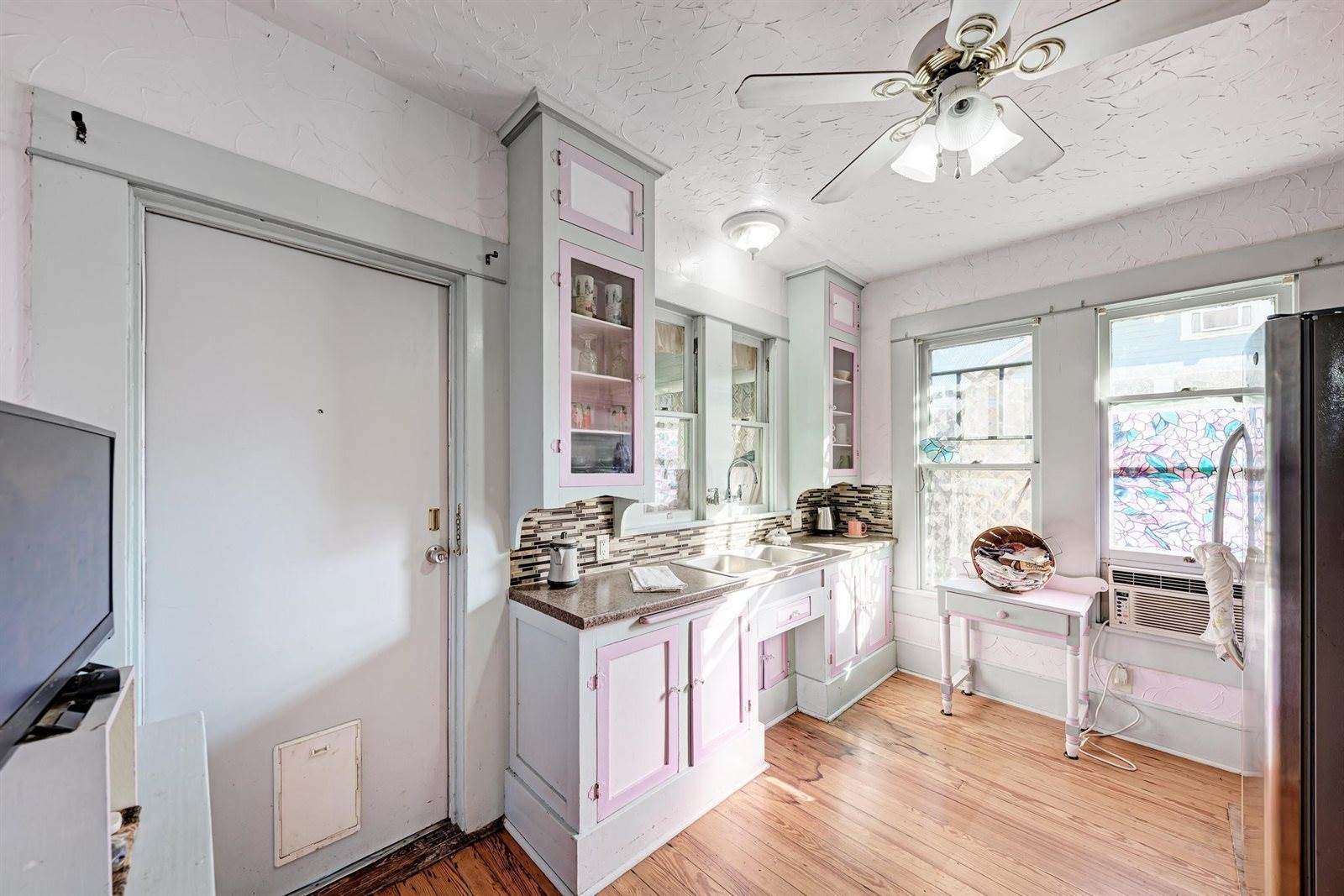 935 East Upper Line St, La Grange, TX 78945