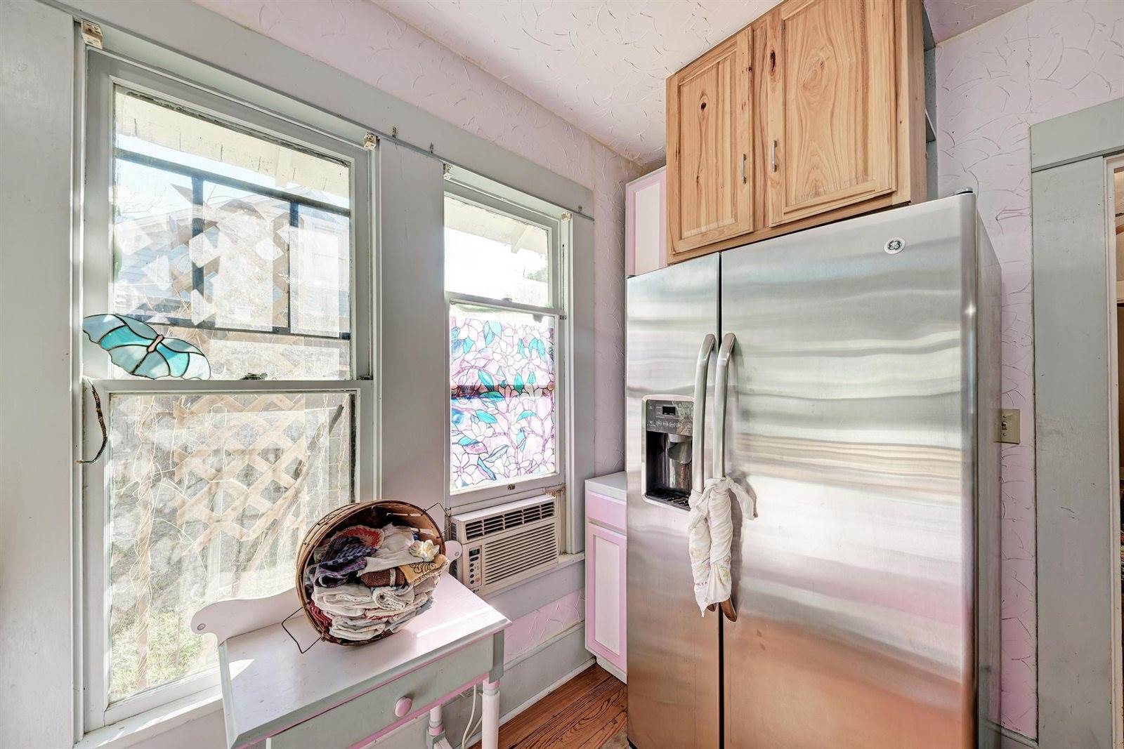 935 East Upper Line St, La Grange, TX 78945