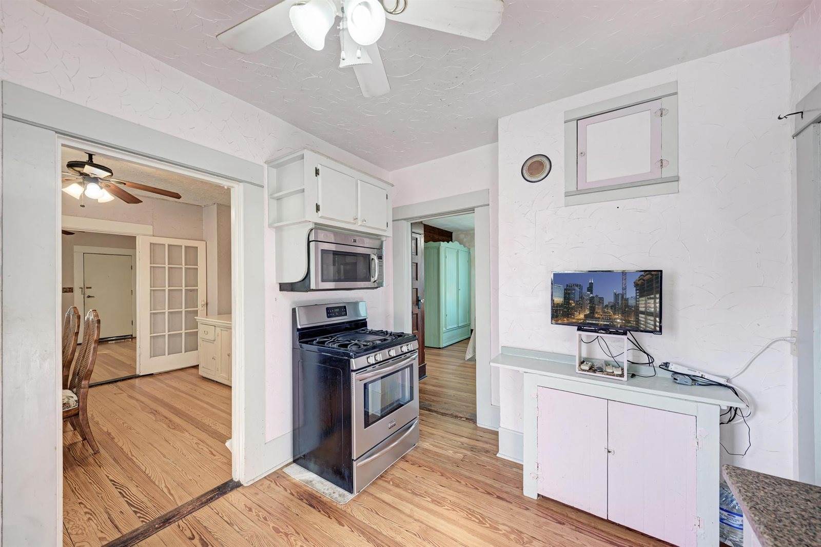 935 East Upper Line St, La Grange, TX 78945