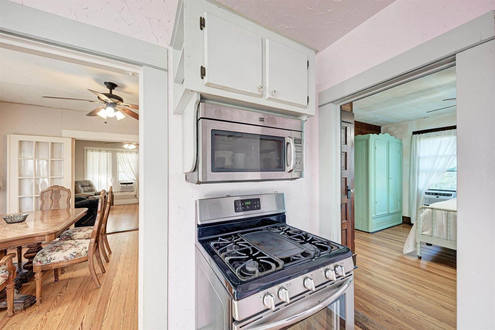 935 East Upper Line St, La Grange, TX 78945