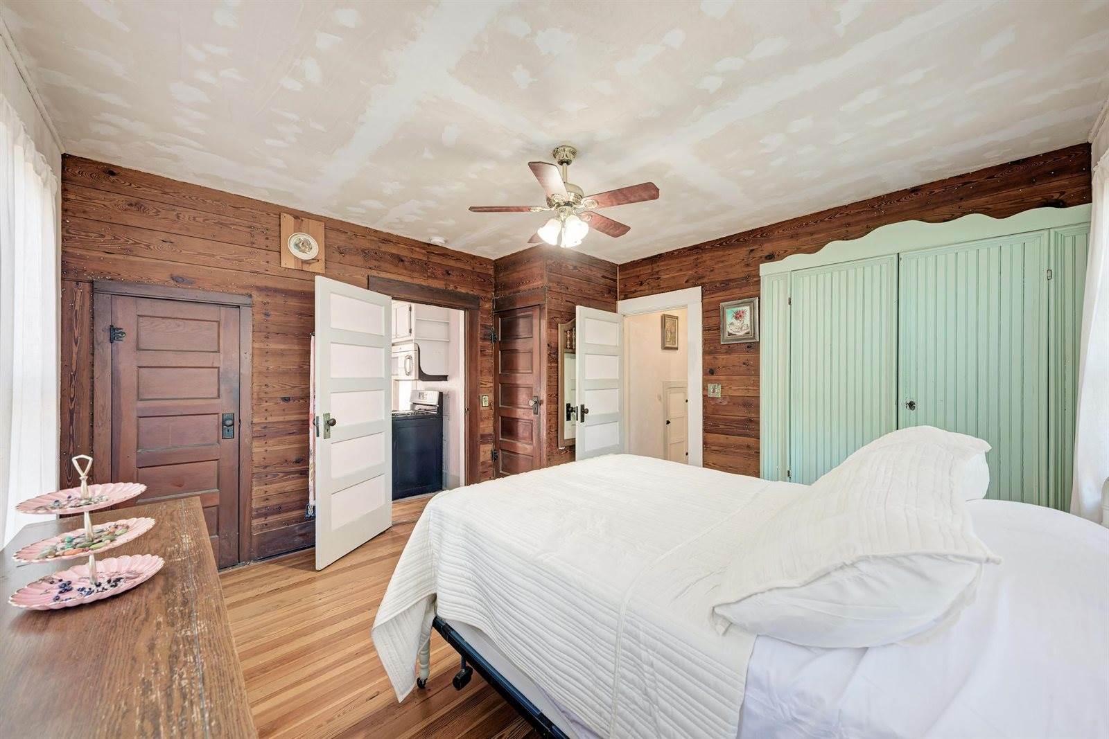 935 East Upper Line St, La Grange, TX 78945