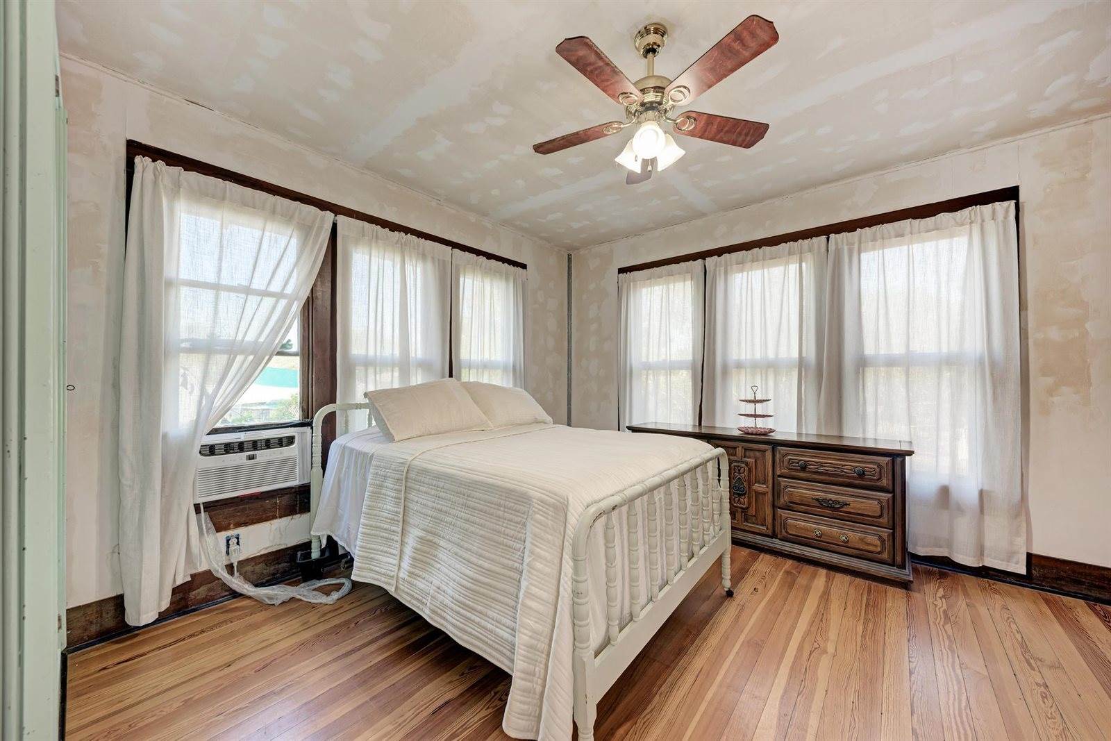 935 East Upper Line St, La Grange, TX 78945