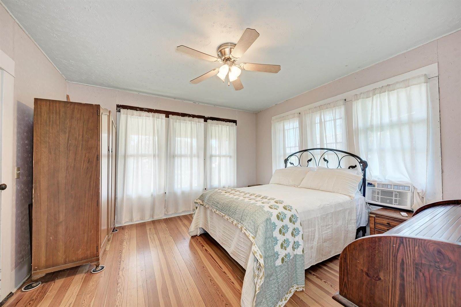 935 East Upper Line St, La Grange, TX 78945