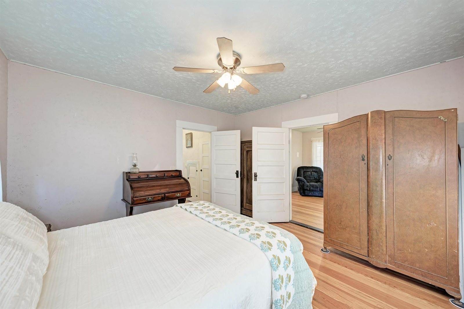 935 East Upper Line St, La Grange, TX 78945