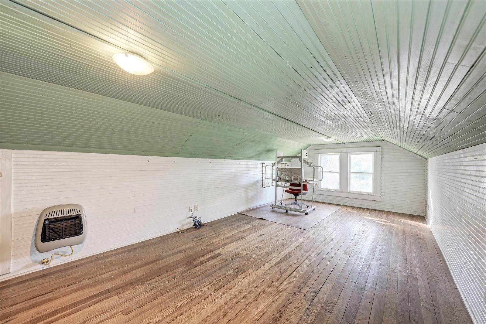 935 East Upper Line St, La Grange, TX 78945