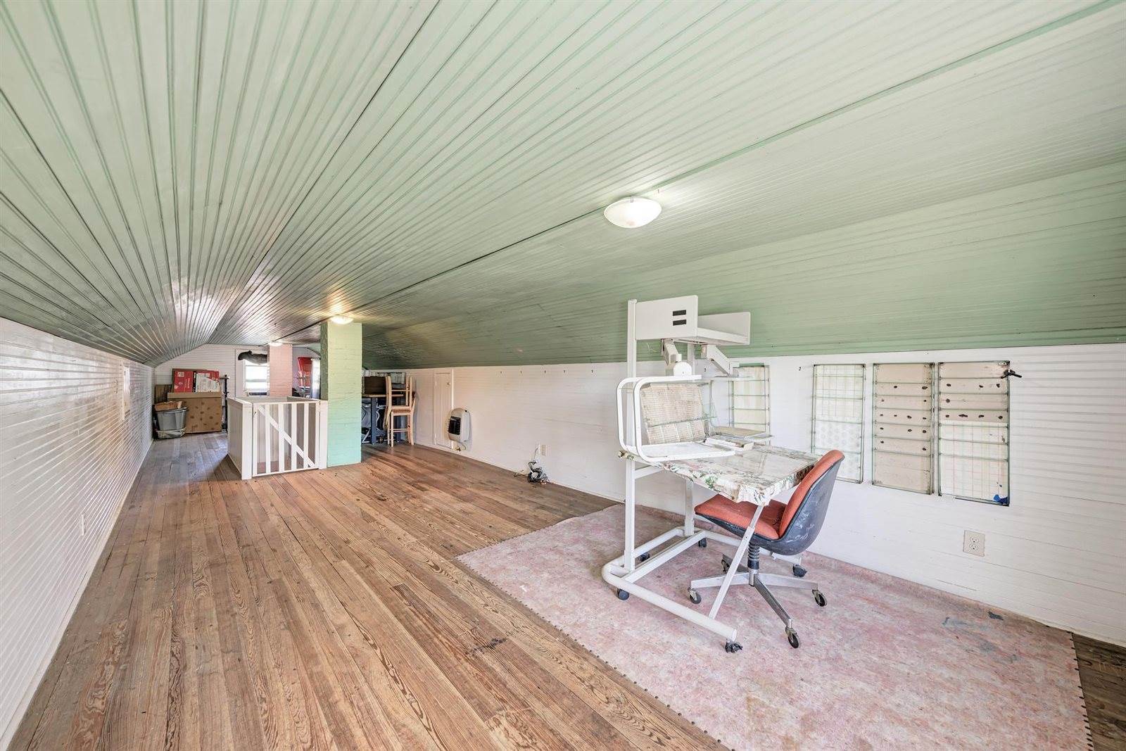 935 East Upper Line St, La Grange, TX 78945