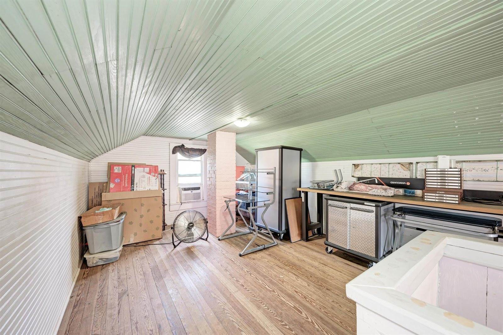 935 East Upper Line St, La Grange, TX 78945