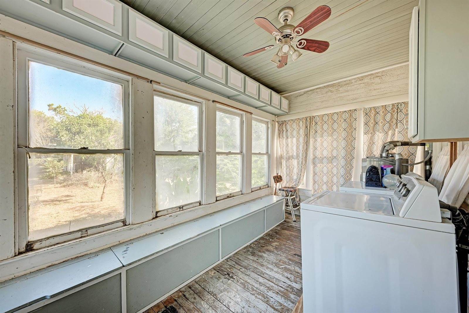 935 East Upper Line St, La Grange, TX 78945