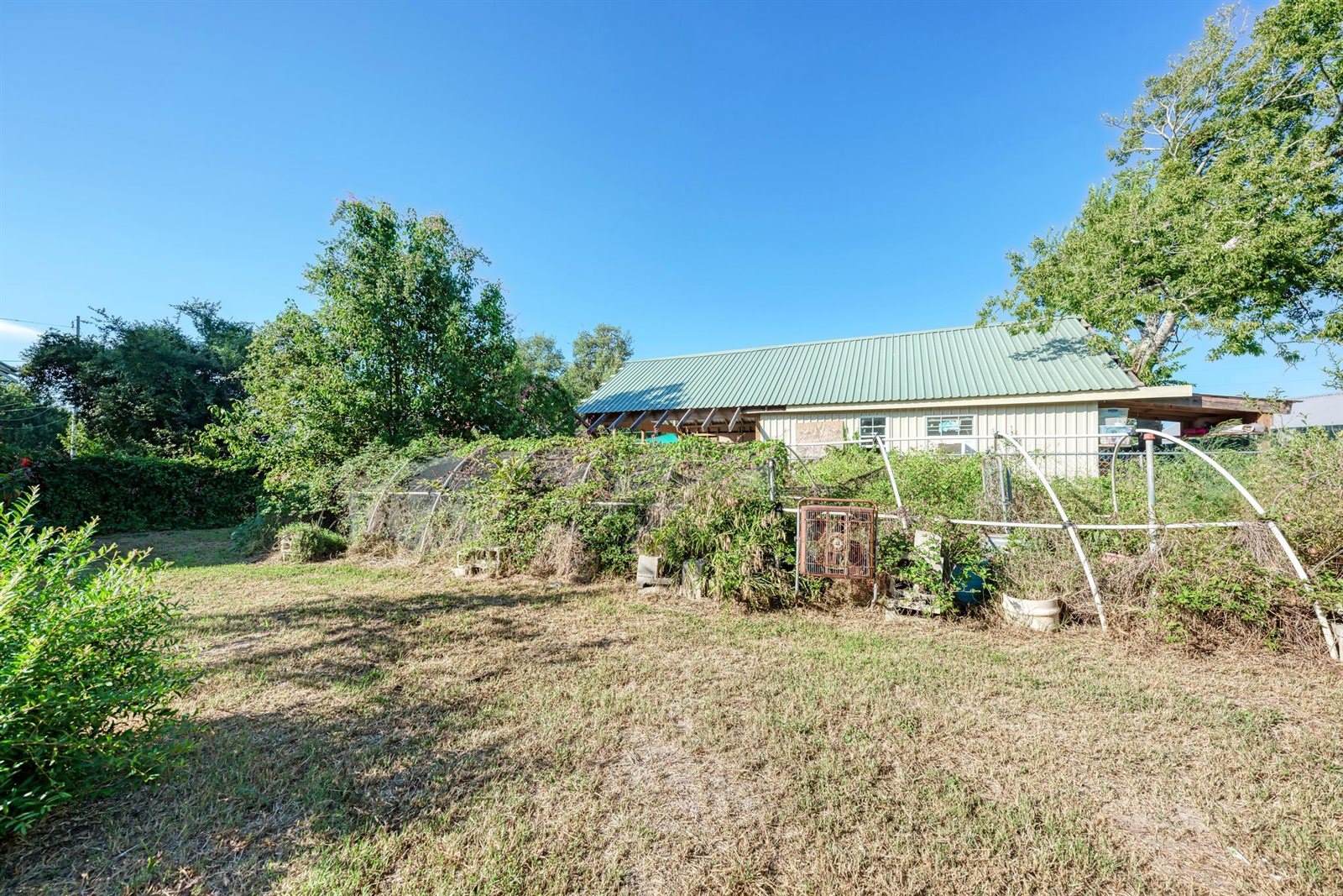 935 East Upper Line St, La Grange, TX 78945