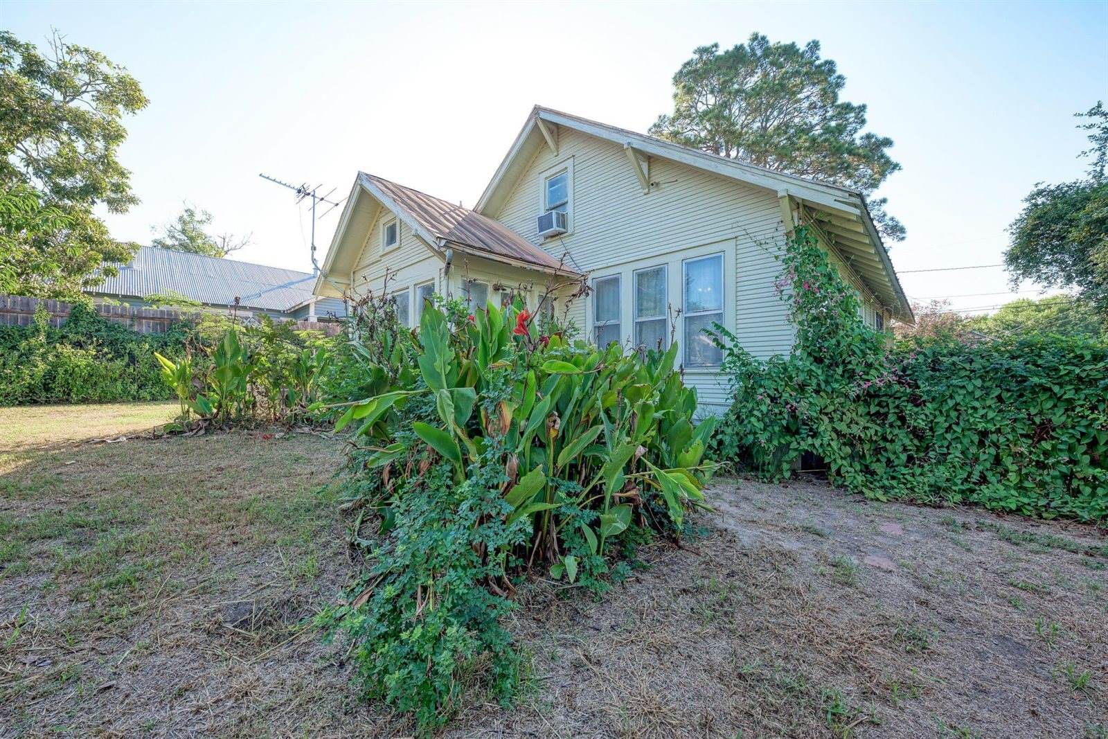 935 East Upper Line St, La Grange, TX 78945