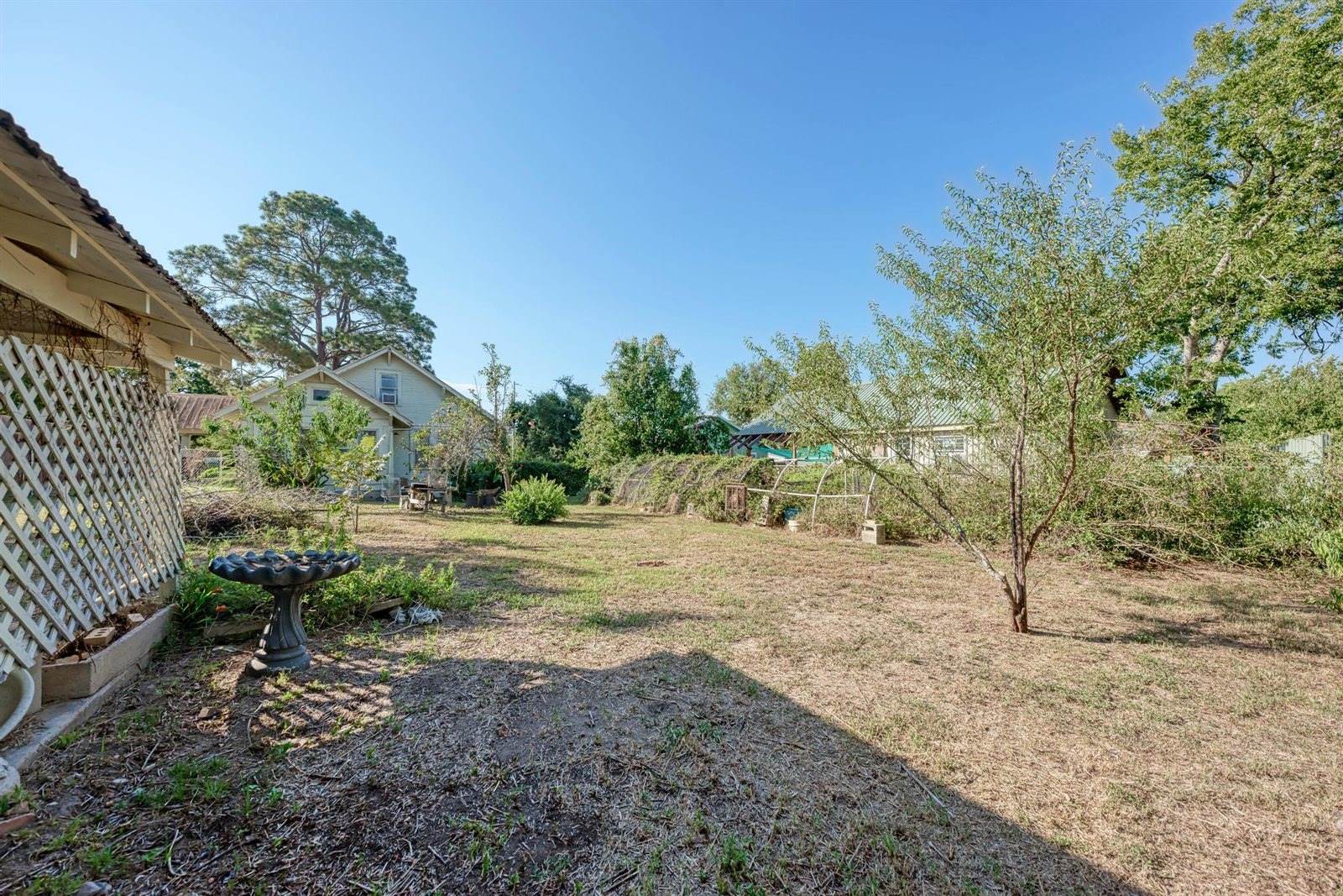 935 East Upper Line St, La Grange, TX 78945