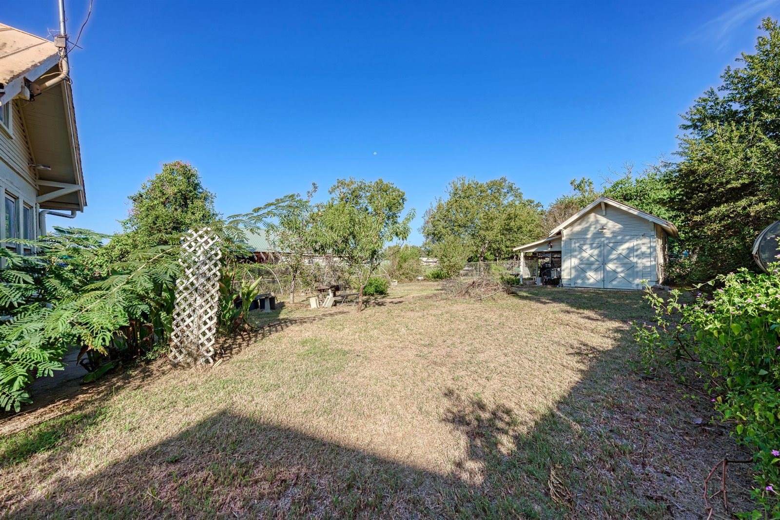 935 East Upper Line St, La Grange, TX 78945
