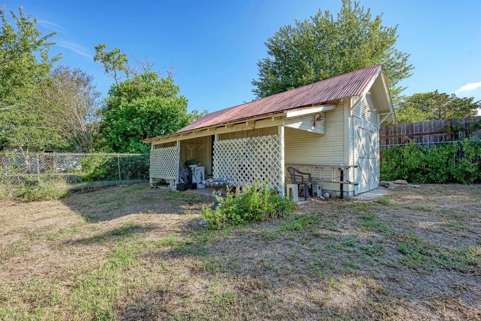 935 East Upper Line St, La Grange, TX 78945