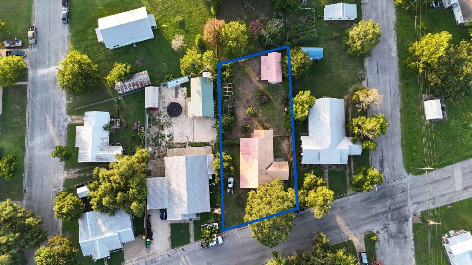 935 East Upper Line St, La Grange, TX 78945