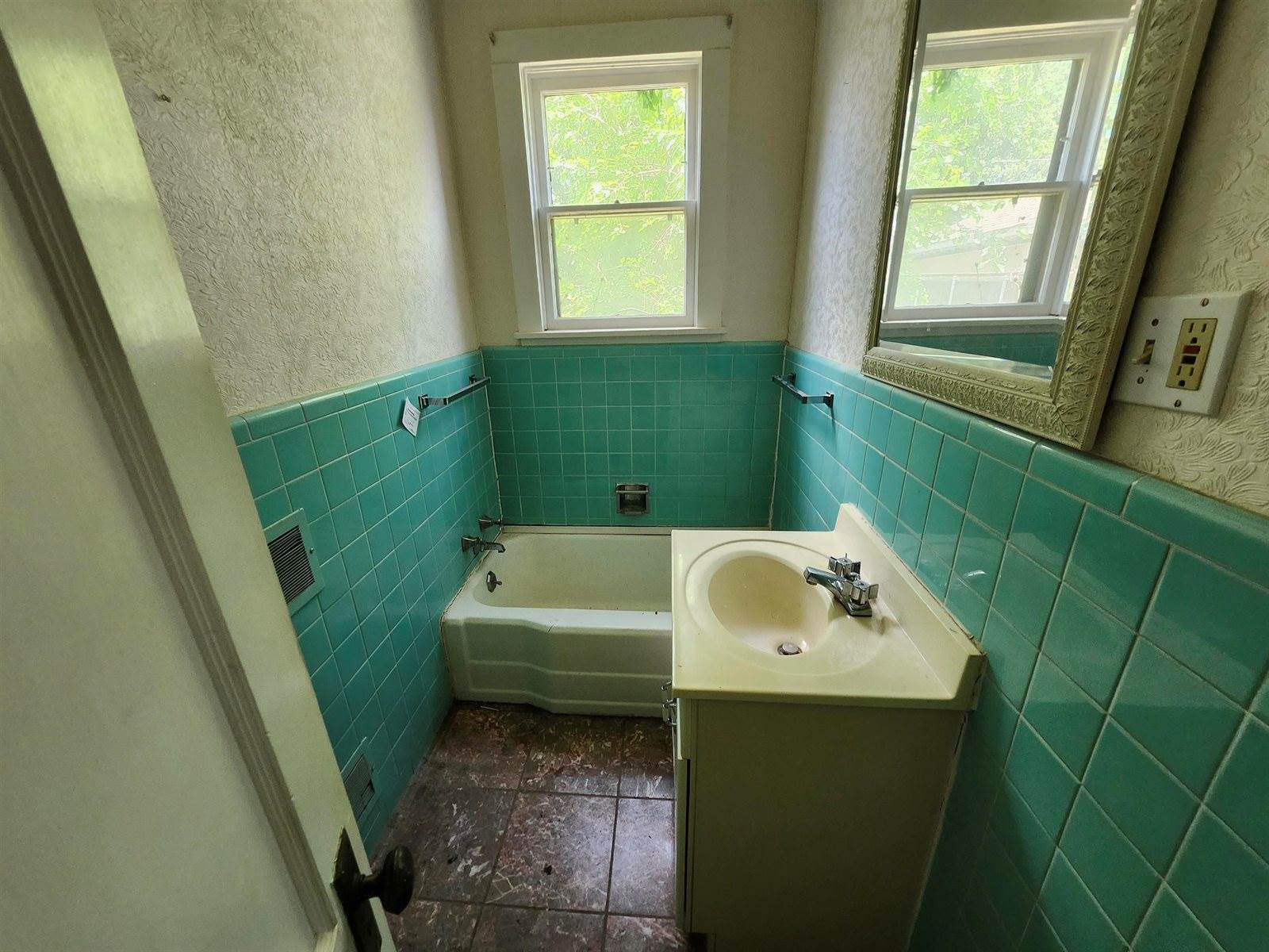 715 West Harvey Ave, Wellington, KS 67152