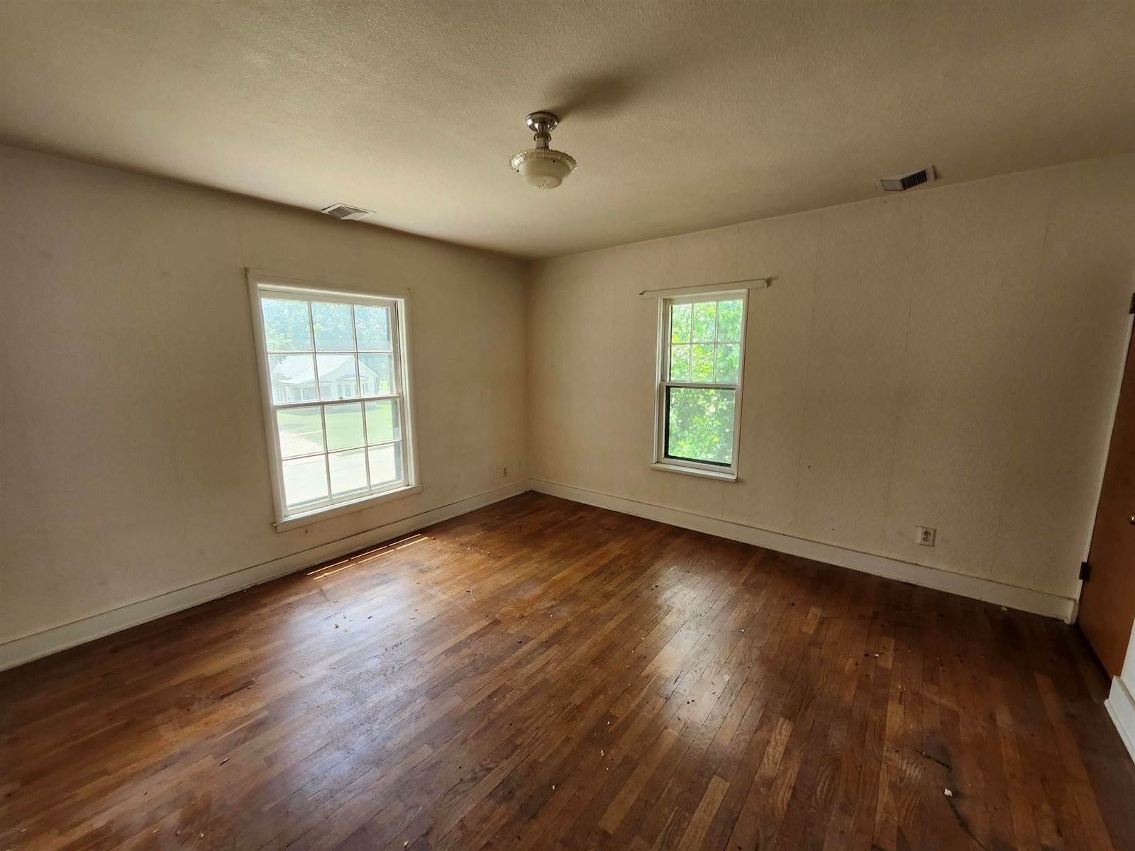 715 West Harvey Ave, Wellington, KS 67152