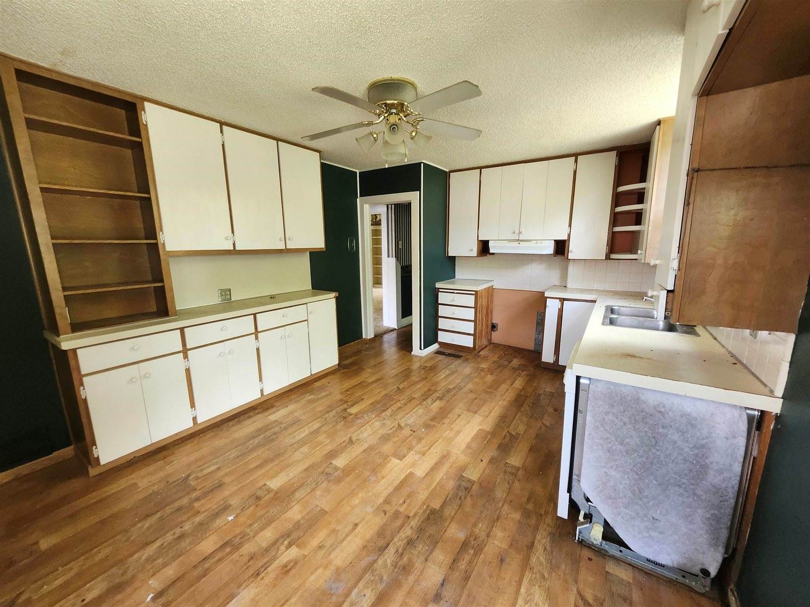 715 West Harvey Ave, Wellington, KS 67152