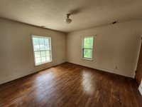 715 West Harvey Ave, Wellington, KS 67152