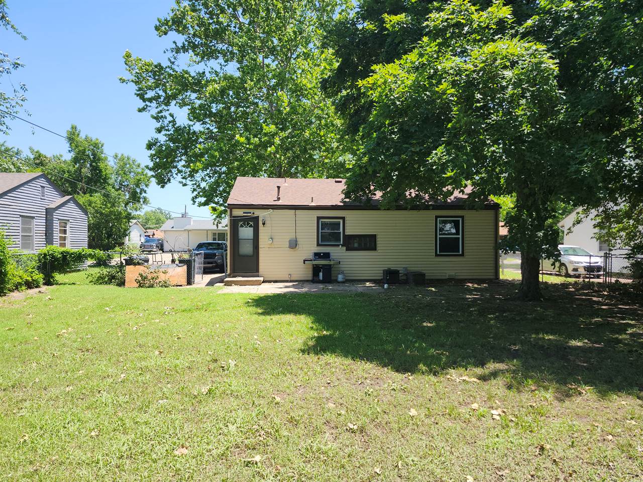 2455 S Bennett Ave, Wichita, KS 67217