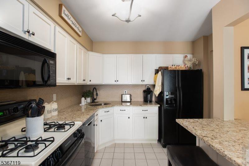 4 Dewitt Ln, Hillsborough Township, NJ 08844