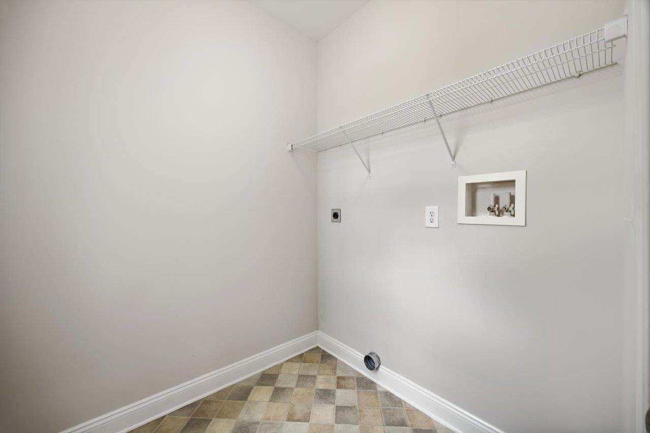 239 Windsor Dr, Fishersville, VA 22939