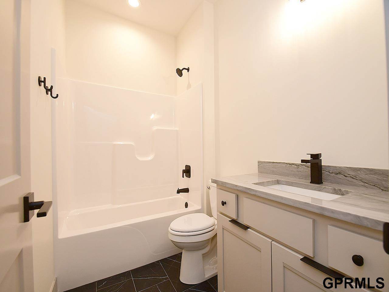 21133 Jessie Avenue, Elkhorn, NE 68022