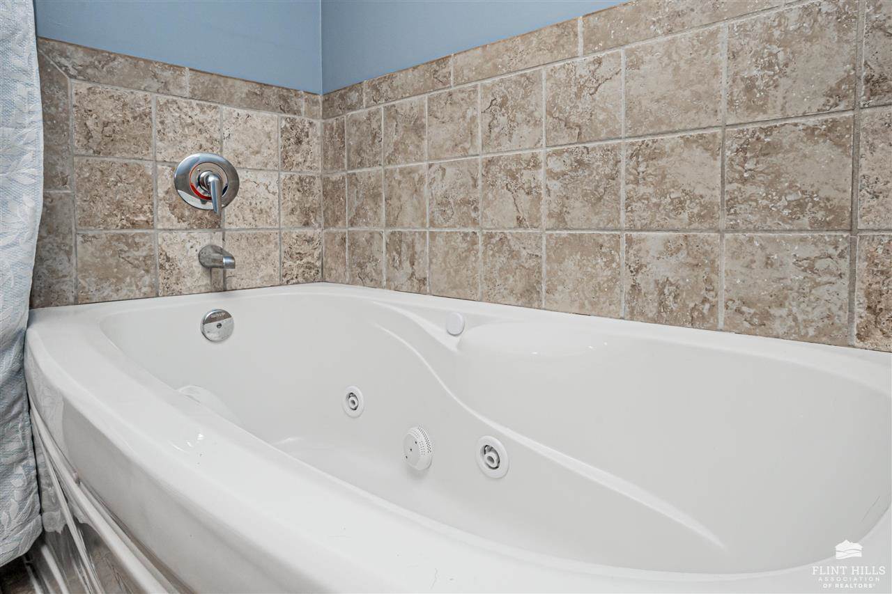 2216 Buckhorn Circle, Junction City, KS 66441