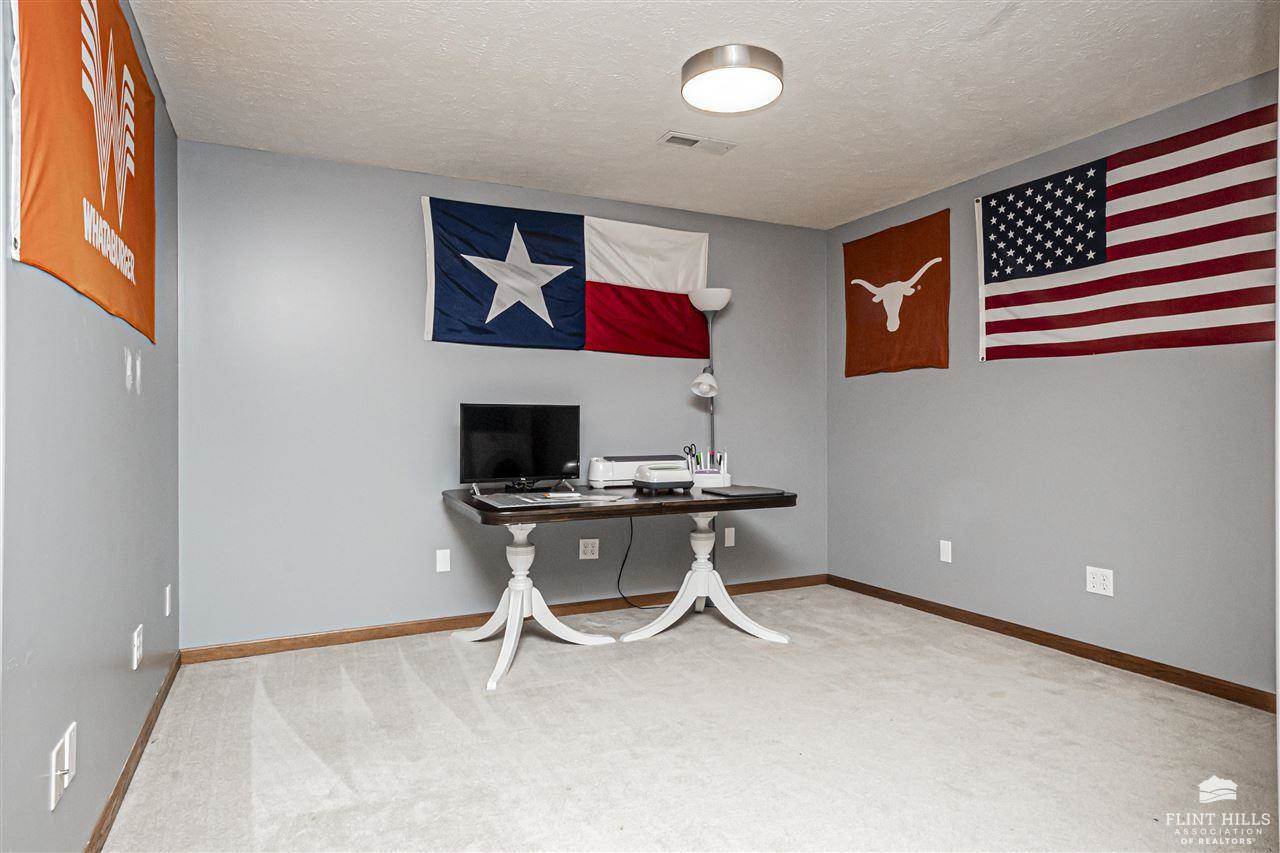 2216 Buckhorn Circle, Junction City, KS 66441