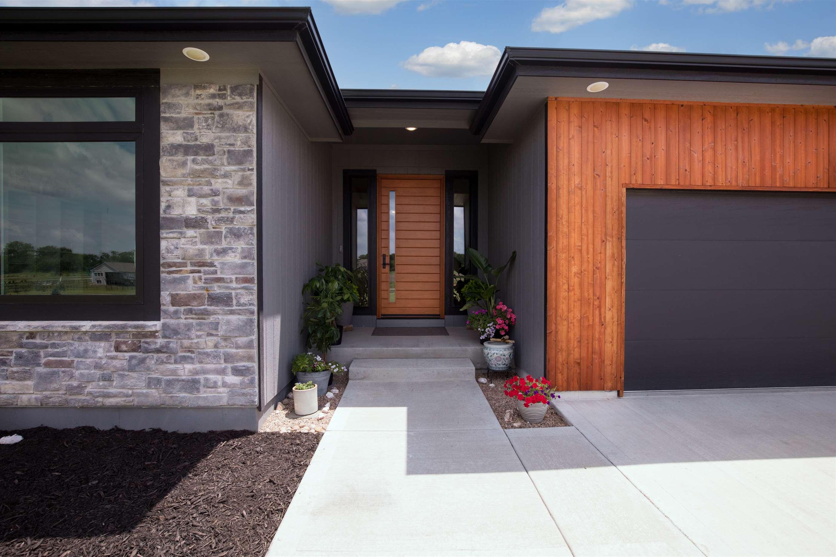 1076 E 1466th Rd, Lawrence, KS 66046