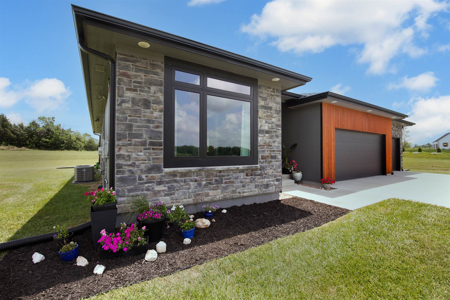 1076 E 1466th Rd, Lawrence, KS 66046