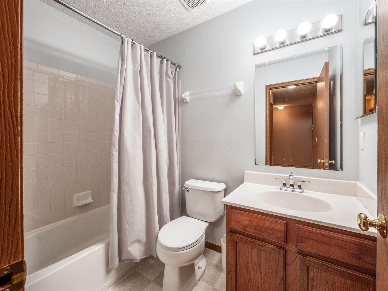 8741 Olenbrook Drive, Lewis Center, OH 43035