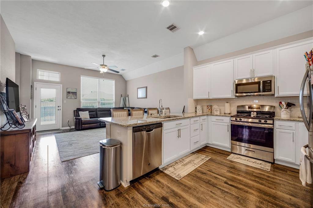 2000 Birdie Court, Navasota, TX 77868