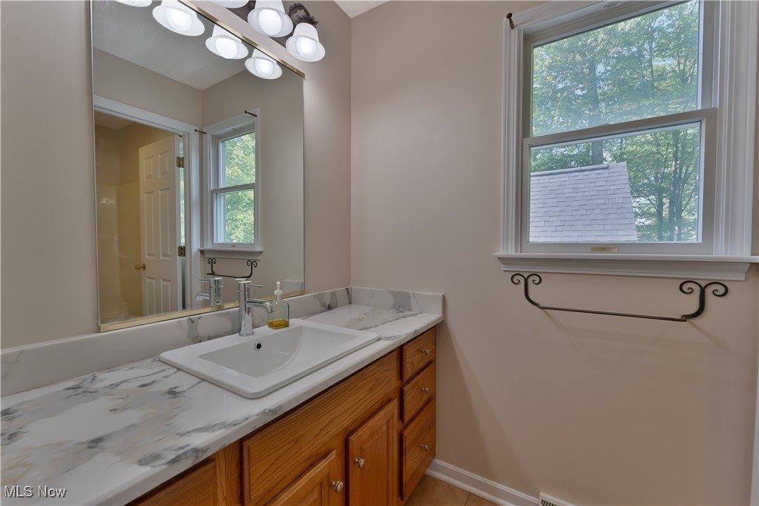 233 Robbies Run, Cortland, OH 44410