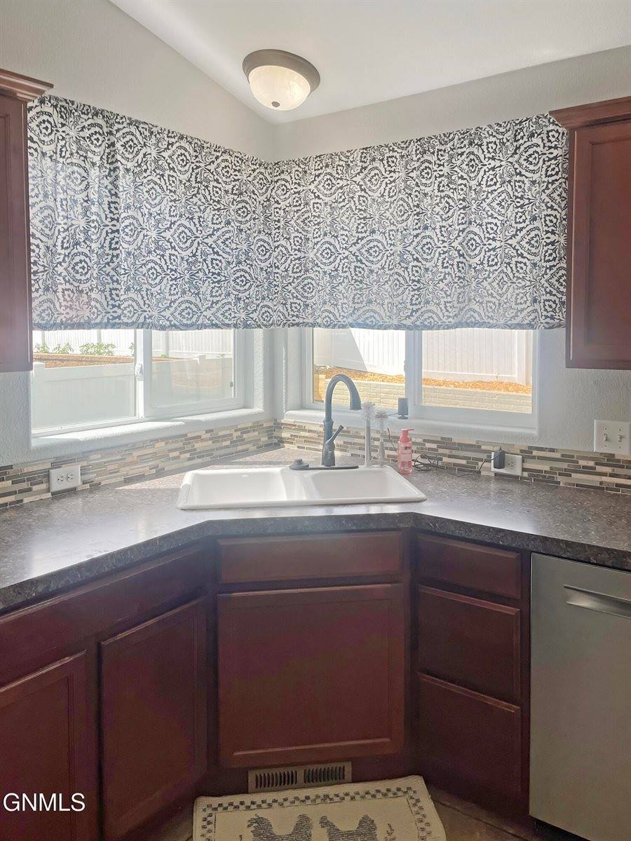 2810 24th Street West, Williston, ND 58801