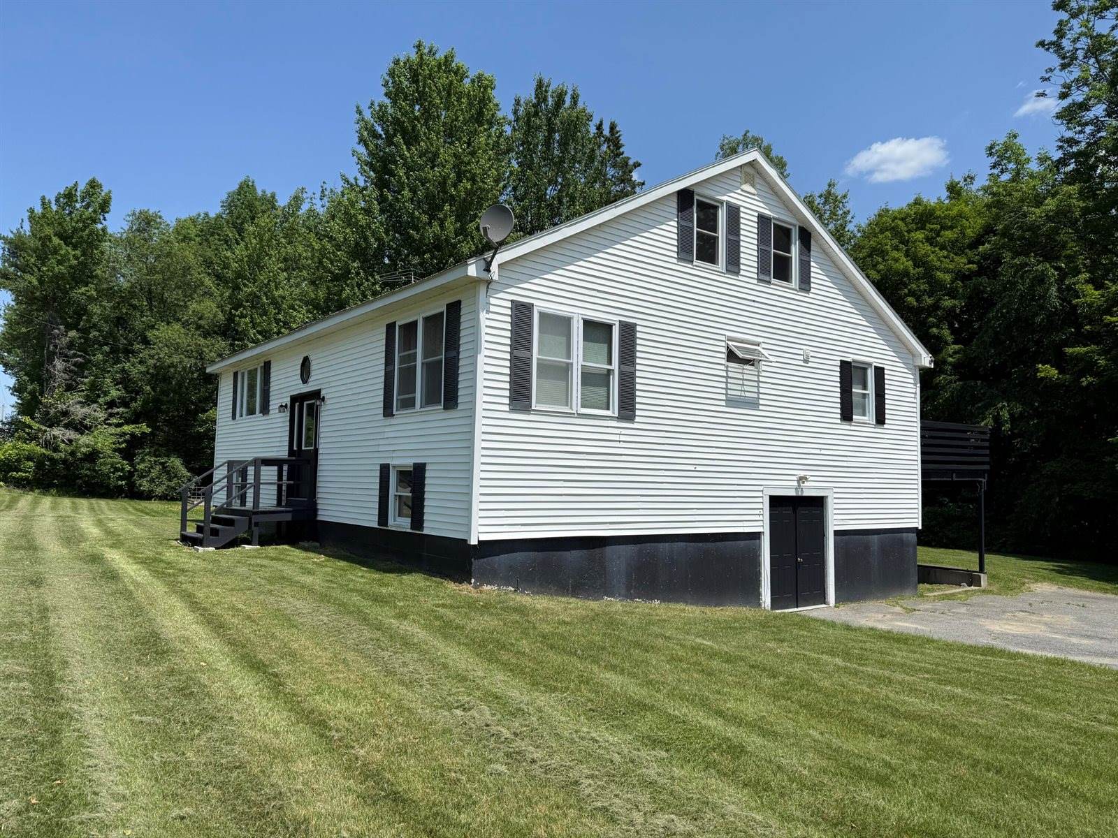 199 Middle Road, Bradford, ME 04410