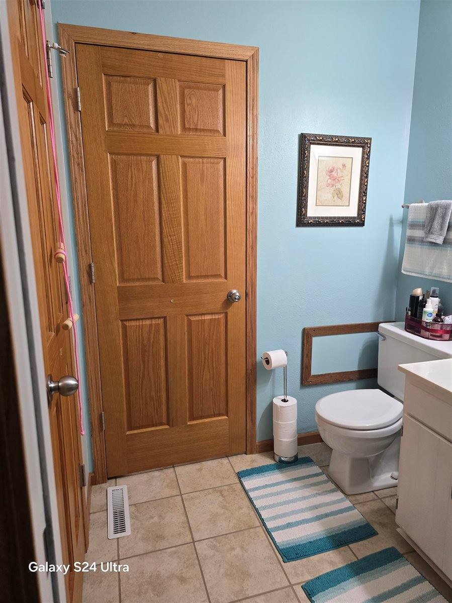 1615 NW Glacial Dr, Minot, ND 58703