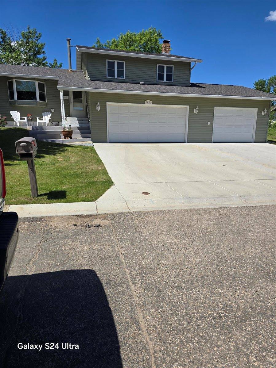 1615 NW Glacial Dr, Minot, ND 58703